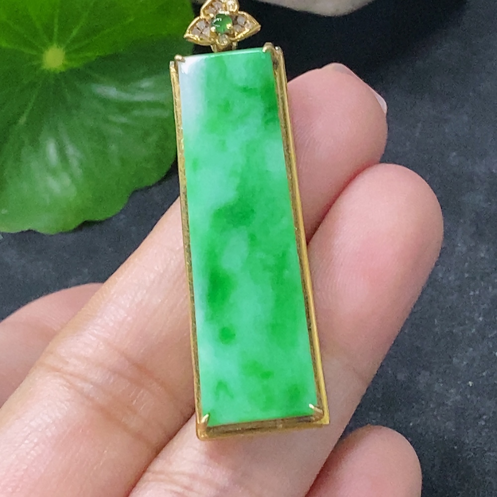 F34977061 Jadeite Plain Pendant with 18K Gold and Diamond Accents, Total Weight Approximately 4.48g