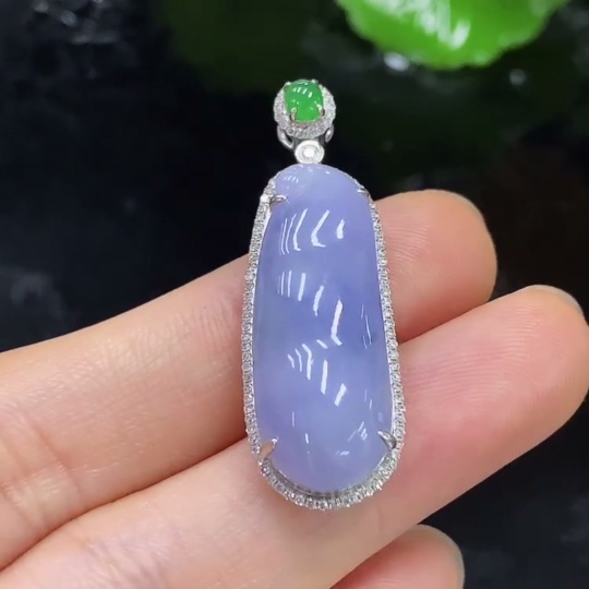 F27120788 Jadeite Bean Pendant with 18K Gold and Diamond Accents, Total Weight Approx. 5.91g