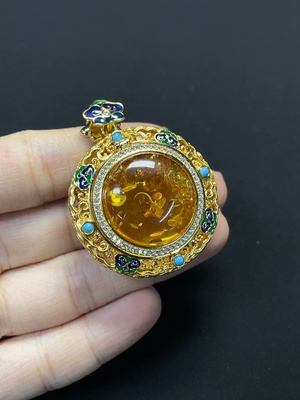 C46535424 琥珀蜜蜡挂件 配石考虑非天然 非金 货品总重约14.84g 卡19.5mm左右
