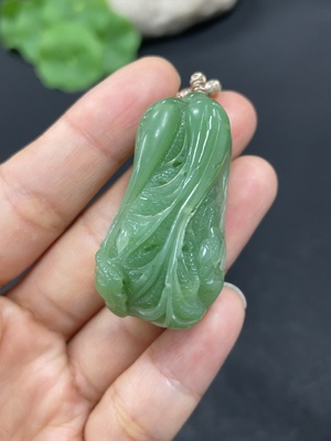 H41905107 和田玉挂件   白菜   非金    货品总重约（含绳）27.6g   配珠非和田玉