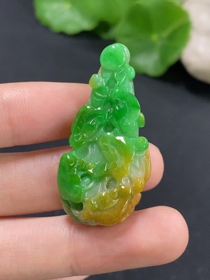 F46549047 翡翠挂件    白菜      货品总重约11.9g  颜色成因未定