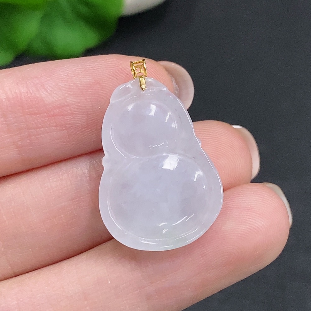 F34035262 Jadeite Gourd Pendant with 18k Gold Clasp, Total Weight Approx. 4g
