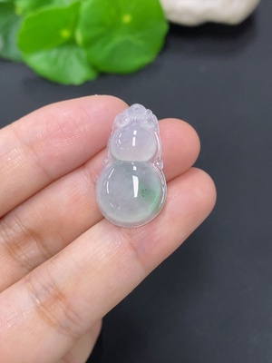 F46557390 翡翠葫芦挂件 货品总重约2.7克