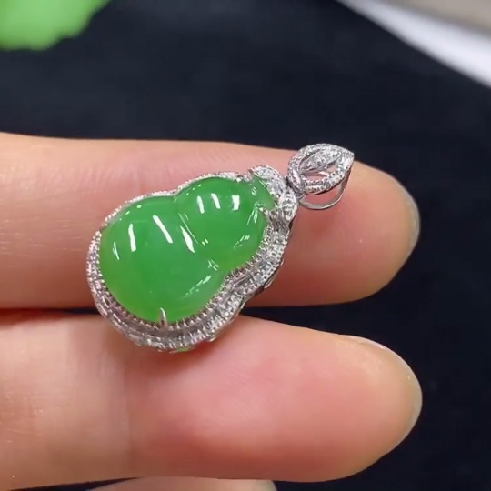 F31601151 Jadeite Gourd Pendant with 18k Gold and Diamond Accents, Total Weight Approximately 2.62 Grams