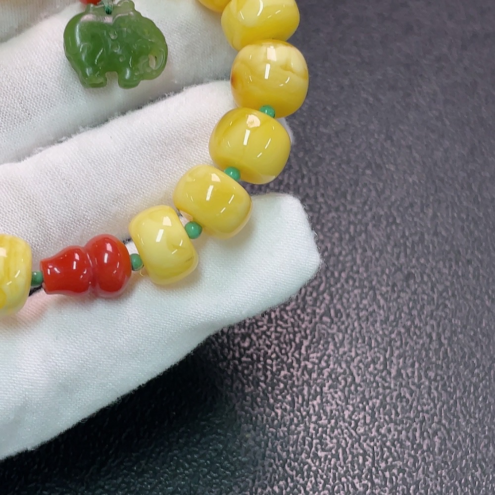 C34007396 Amber Beeswax Bracelet with Hetian Jade + Red Agate (Non-natural stones considered, total weight approx. 16.12g, size about 11.6mm)