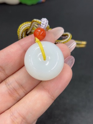 H46520799 和田玉挂件 平安扣 货品总重约【含绳】19.3g
