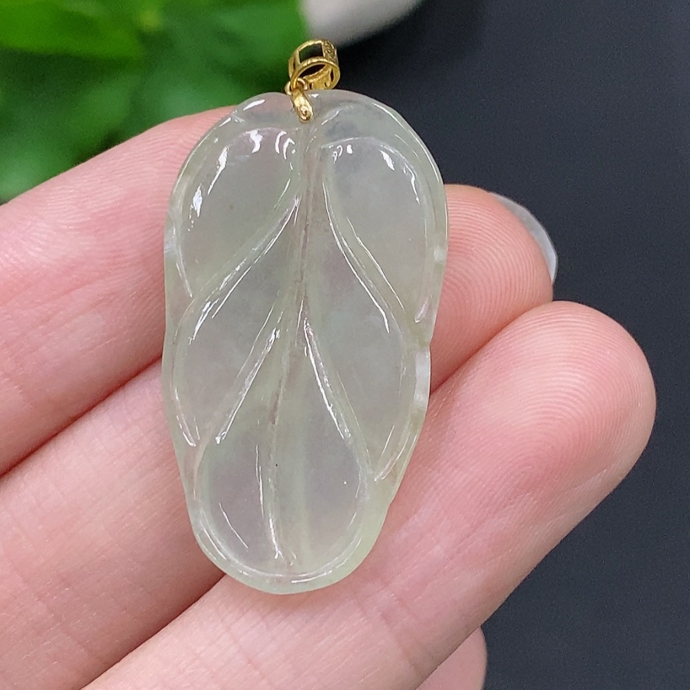 F29337783 Jadeite Leaf Ppendant with 18k Gold Clasp, Total Weight Approx. 3.6g