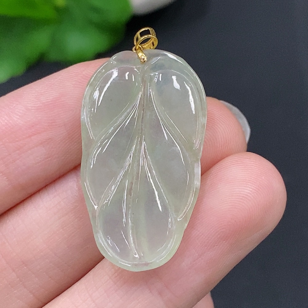 F29337783 Jadeite Leaf Ppendant with 18k Gold Clasp, Total Weight Approx. 3.6g