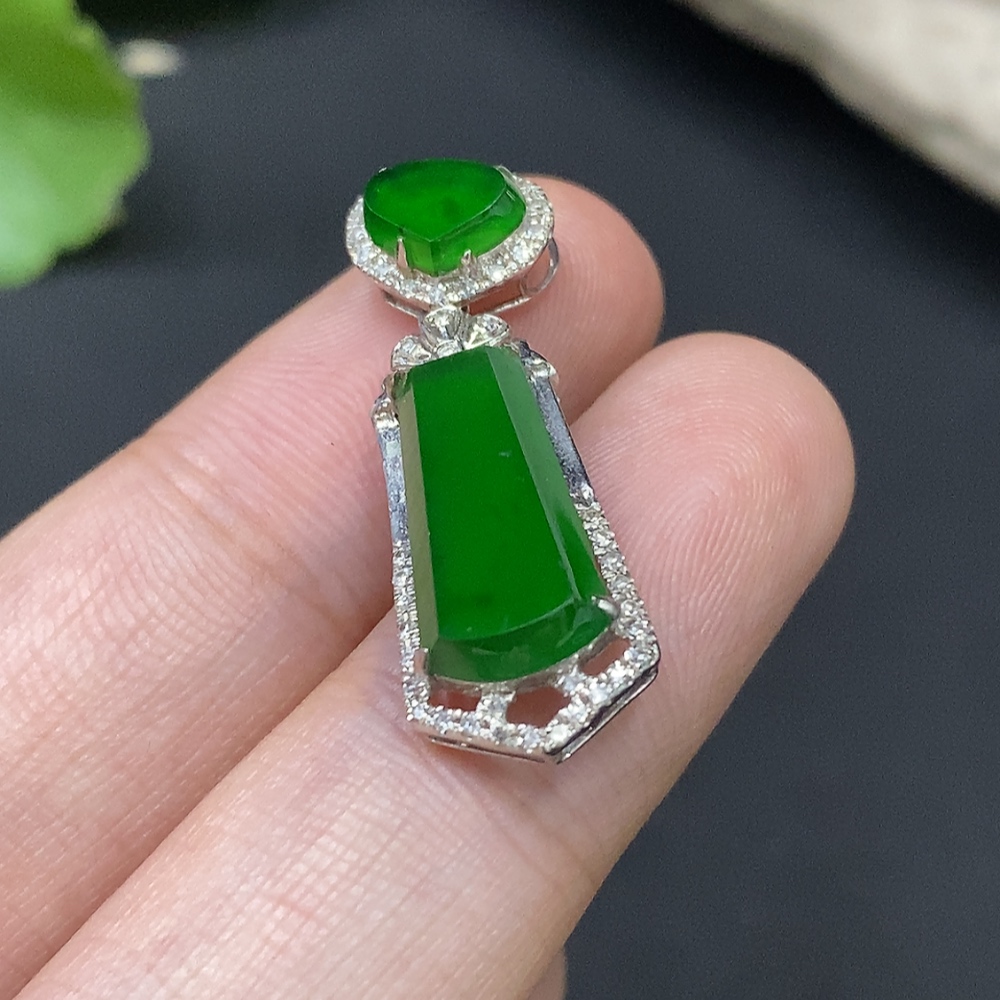 F27121691 Jadeite Plain Pendant Pendant with 18k Gold Mount, Total Weight Approx. 2.26g