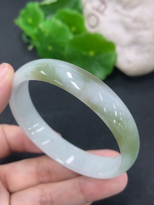 F46569528 翡翠贵妃手镯 圈口52/48.5mm 货品总约重27.1g