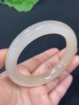 H43124139 和田玉正圈手镯    圈口55.9    货品总重约60g