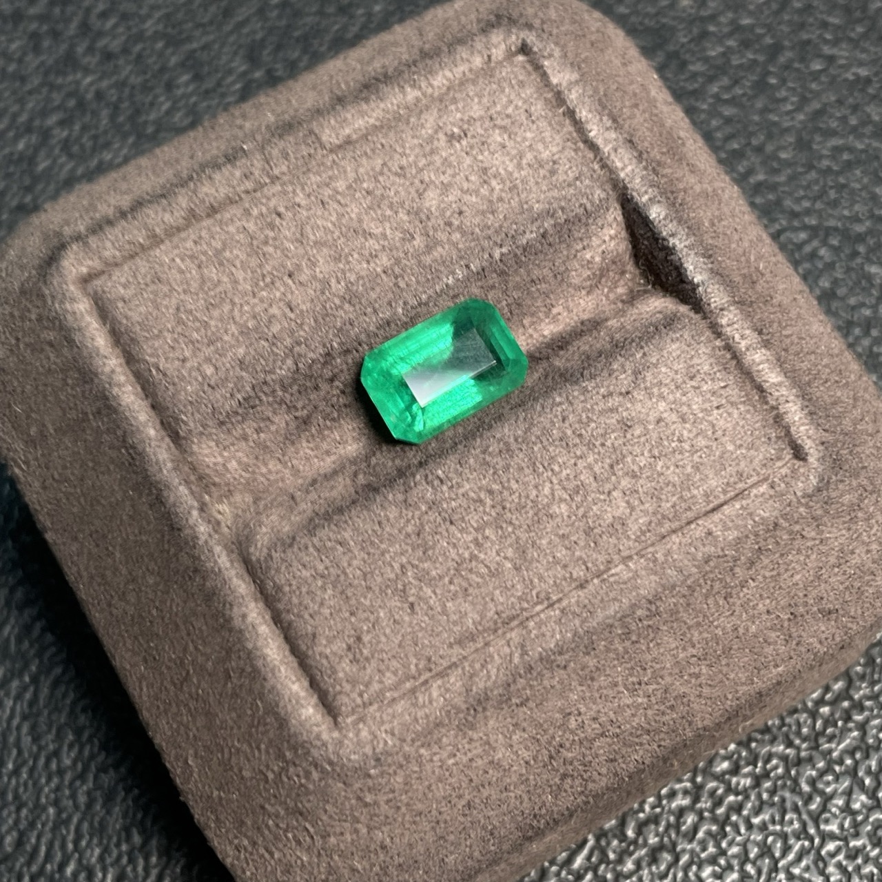 C34008015 Emerald Rough Stone Clarity Enhanced Total Weight Approx. 2.48 Carats
