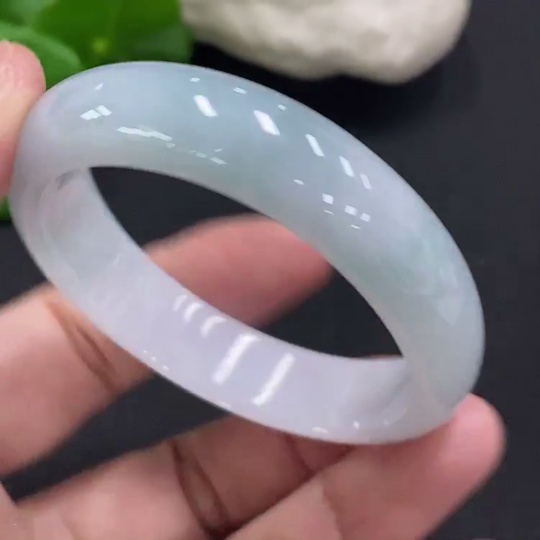 F34050705 Jadeite Concubine Bracelet with a total weight of approximately 37 grams, size 50/45, with a crack