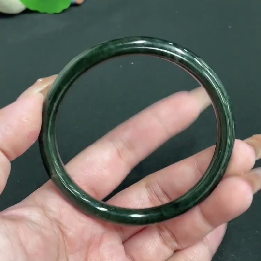 H32804616 Hetian Jade Round Bangle Size 61.7 Total Weight Approx. 25g