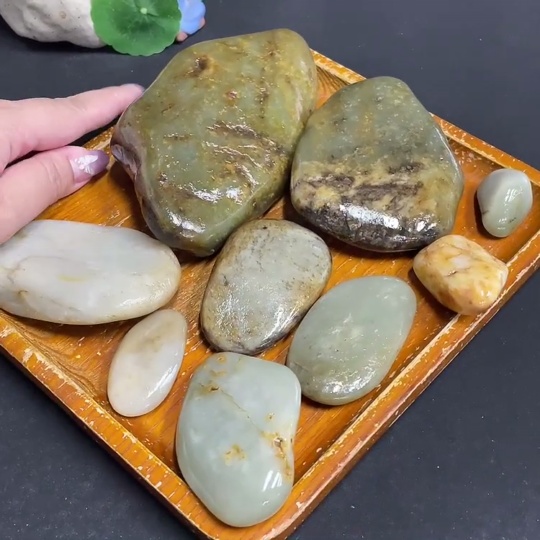 H33863225 Hetian Jade, containing other mineral components, undetermined cause of skin color, total product weight approximately 1.05kg