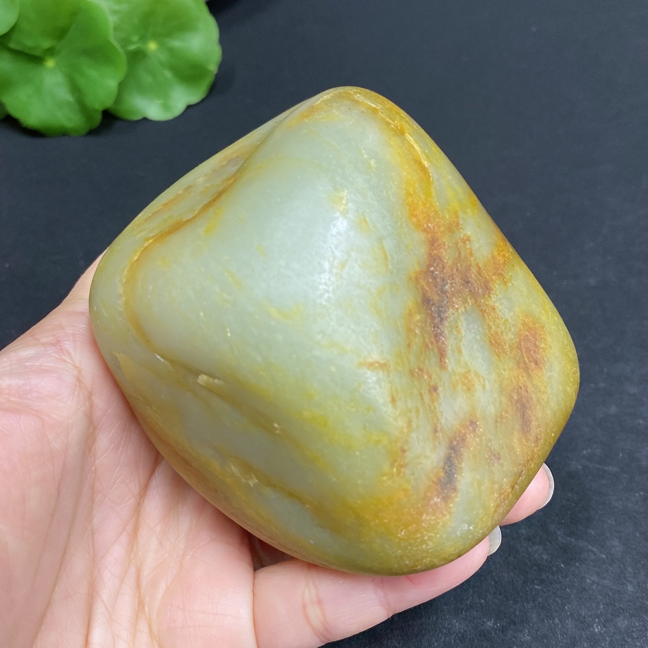 H33902743 Hetian Jade, undetermined origin of skin color, contains other mineral components, total weight approximately 497.7g