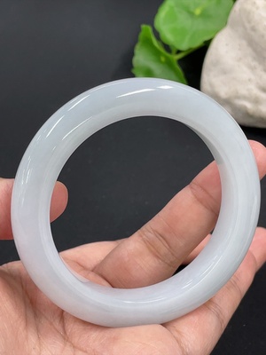 F42974162 翡翠正圈手镯  货品总重约61.45g 53.2圈口
