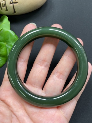 H43183606 和田玉正圈手镯 圈口57.6mm 总重约64.37g