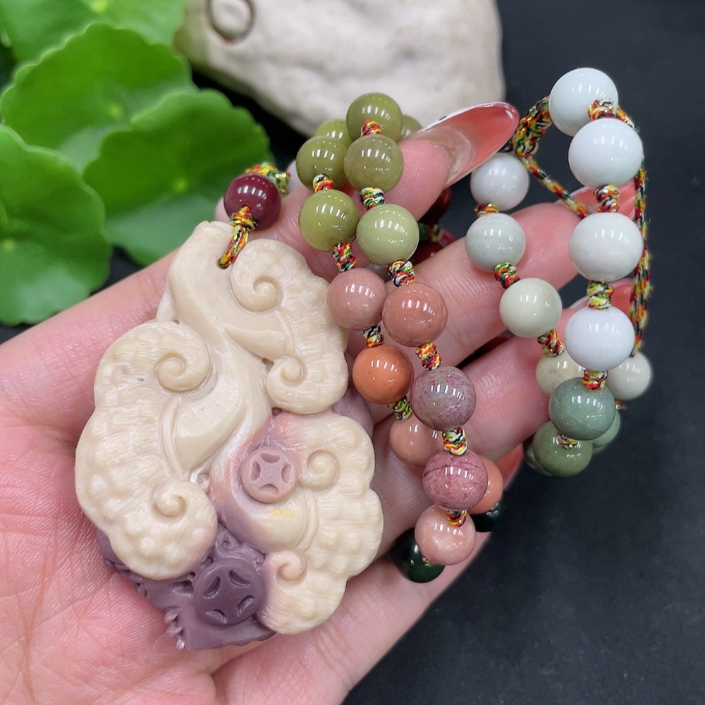 H34062665 Alashan Agate Pendant - Auspicious Beast, contains other mineral components, non-gold, total weight approx. 70.5g (including chain)