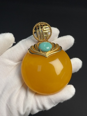 C46541737 琥珀蜜蜡镶嵌吊坠  18k金  货品总重约72.00克  局部可见修补