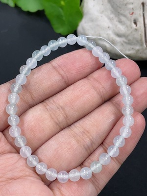 F42952672 翡翠手串 卡4.8mm左右 货品总约重7.4g