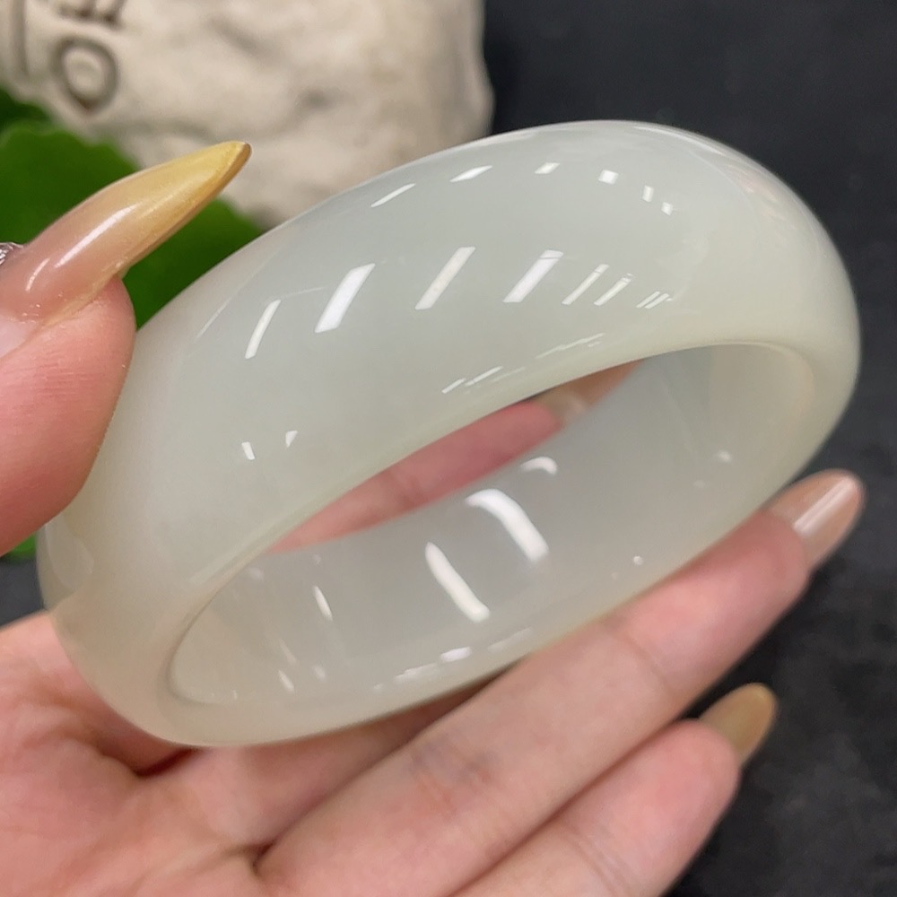 H32798056 Hetian Jade Round Bracelet Size 59.6 Total Weight Approx. 93.3g