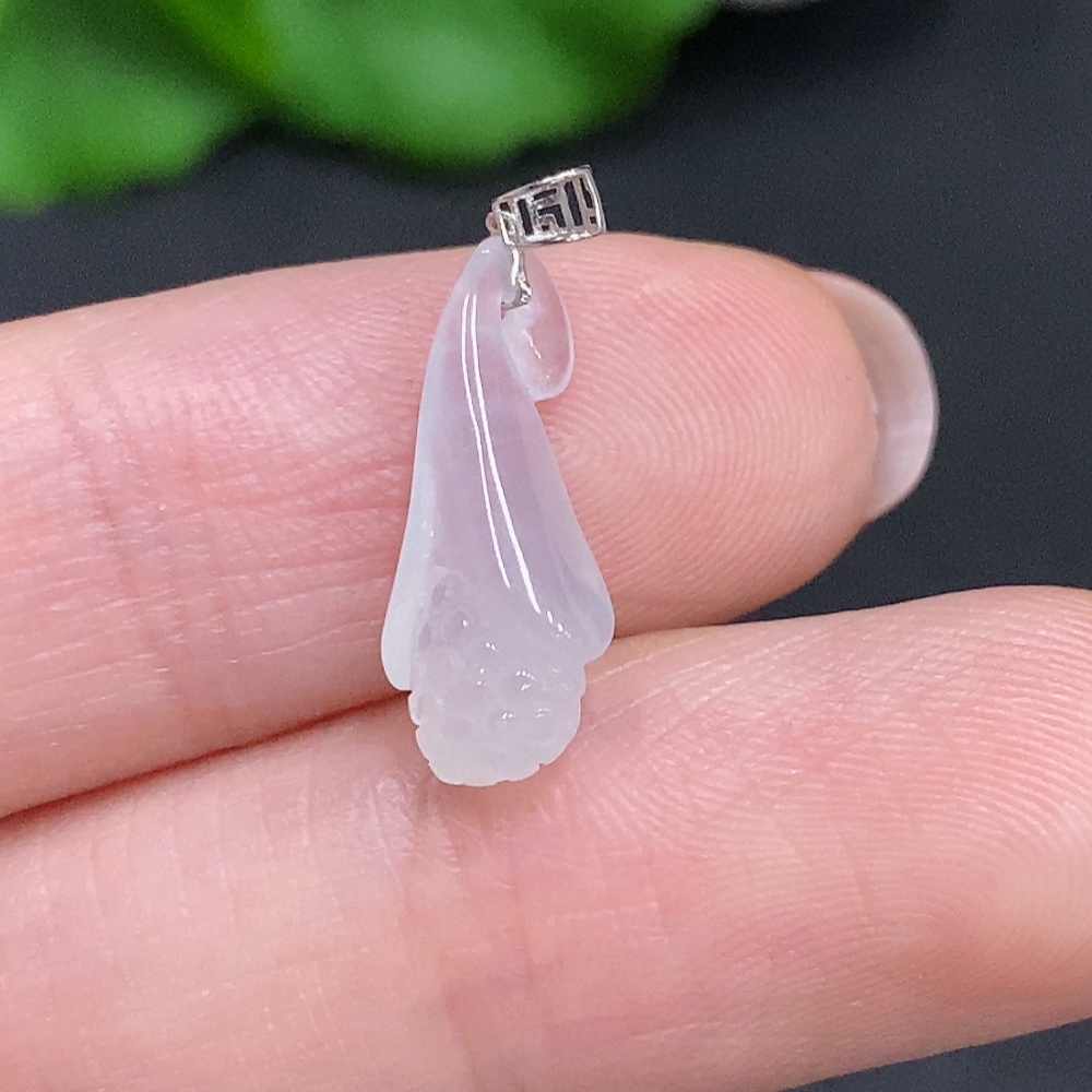 F34002641 Jadeite Magnolia Pendant with 18K Gold Clasp, Total Weight Approx. 0.8g