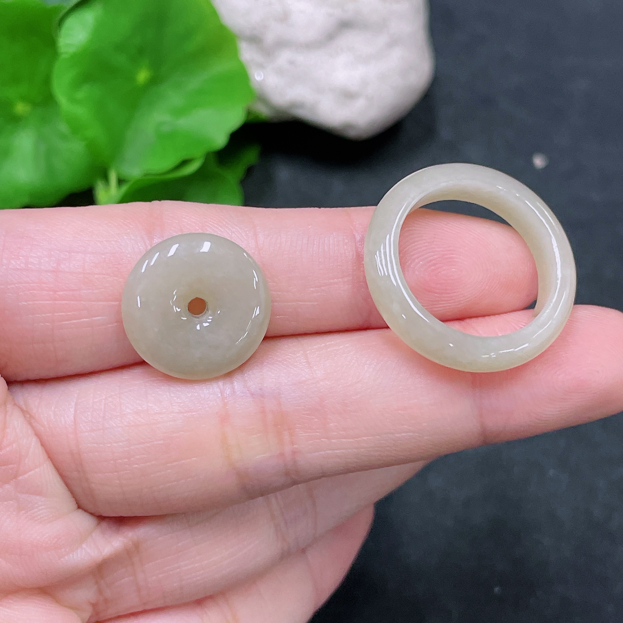 F32779778 Jadeite Pendant Mother-and-Child Buckle Color Origin Undetermined Total Weight Approximately 5.32g