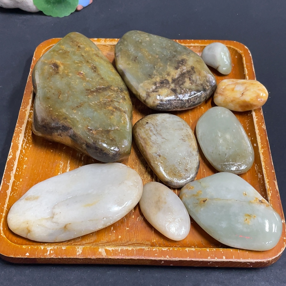H33863225 Hetian Jade, containing other mineral components, undetermined cause of skin color, total product weight approximately 1.05kg