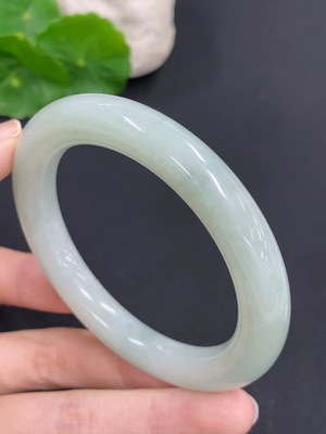F41933266 翡翠圆条手镯 货品总重量约58.8克 圈口57