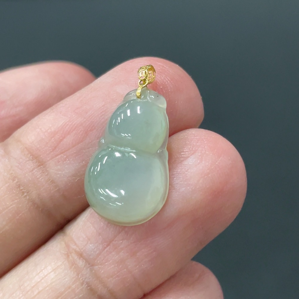 F28229880 Jadeite Gourd Pendant with 18k Gold Clasp, Total Weight Approx. 1.06g