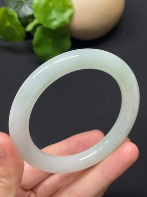 F41879683 翡翠圆条手镯 货品总重约48.36g 圈口54.5