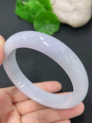 F46550584 翡翠正圈手镯 圈口57.8mm 货品总约重61.24g