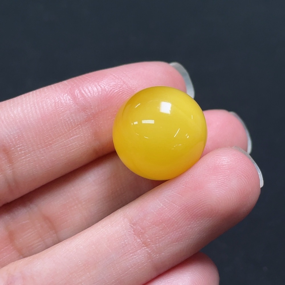 C31609044 Amber Beeswax Pendant, Total Weight Approx. 2.95g, Size 17.3mm