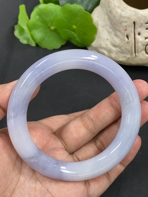 F46502219 翡翠圆条手镯 货品总重约75.16g 57圈口