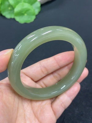 H42954800 和田玉正圈手镯    圈口59.4    货品总重约71.7g
