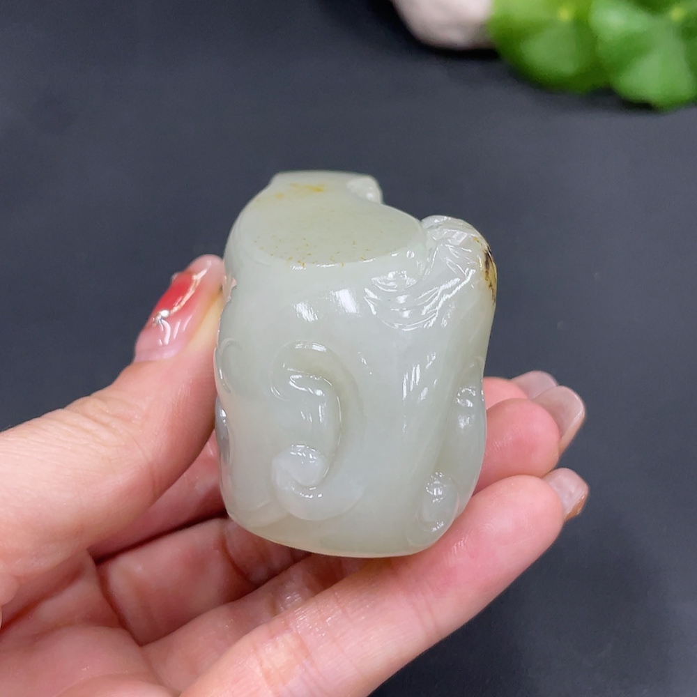 H23688258 Hetian Jade Seed Material Handheld Piece, Auspicious Beast, Total Weight Approx. 170g, Undetermined Skin Color Origin, Collection Card