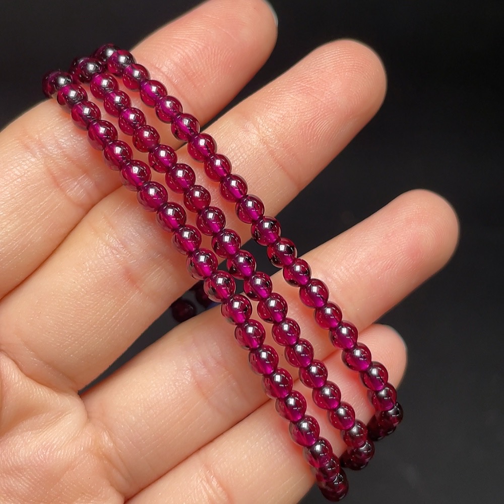C31639018 Garnet bead strand with non-natural stones, total weight approx. 16.9g, size about 3.9mm
