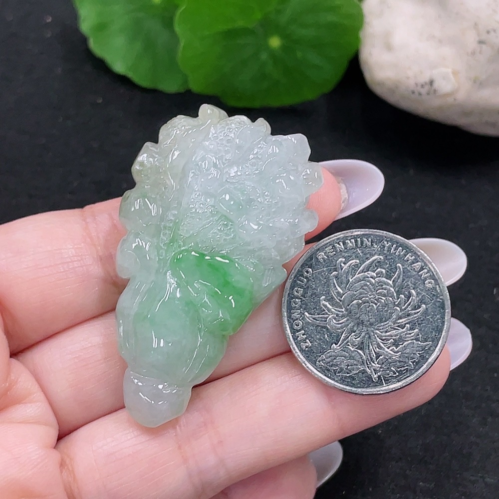 F33900215 Jadeite cabbage pendant with a total weight of approximately 27.5 grams
