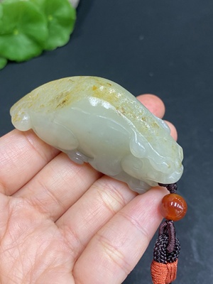 H32758935 Hetian Jade Handheld Carving Auspicious Beast
