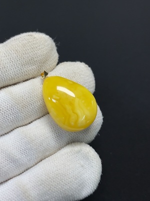 C46535054 琥珀蜜蜡挂件 18k金 货品总重约2.82g