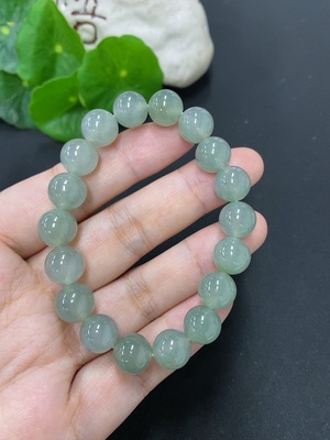 F46595125 翡翠手串 货品总重量约32.2克 卡9.9mm左右