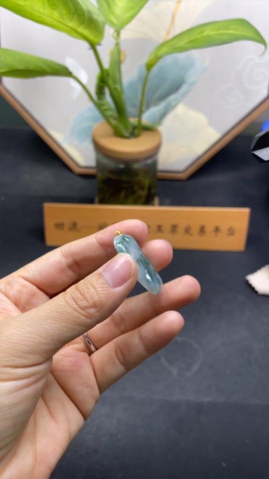 F34029629 Jadeite Leaf Pendant 18K Gold Total Weight Approximately 4.59g