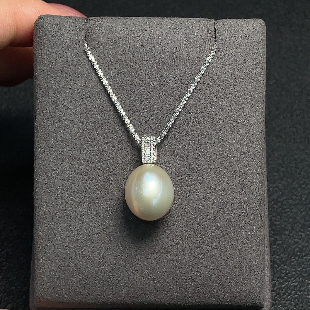 C30469377 Seawater Pearl Pendant with 18k Gold Chain and 18k Gold Pendant, Approximately 11.6mm, Total Weight About 4.91g, Set with Diamonds