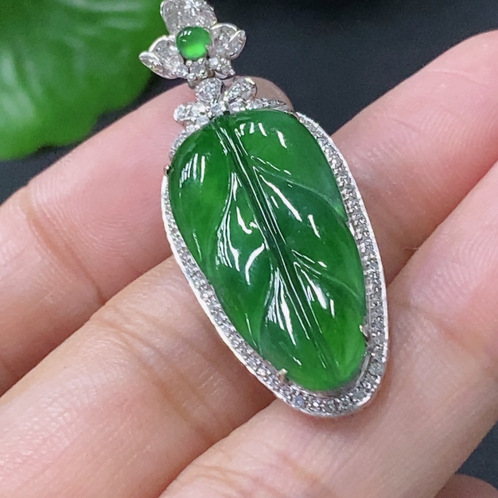 F33849922 Jadeite Inlaid Leaf Pendant 18k Set with Diamonds Total Weight Approx. 4.12g