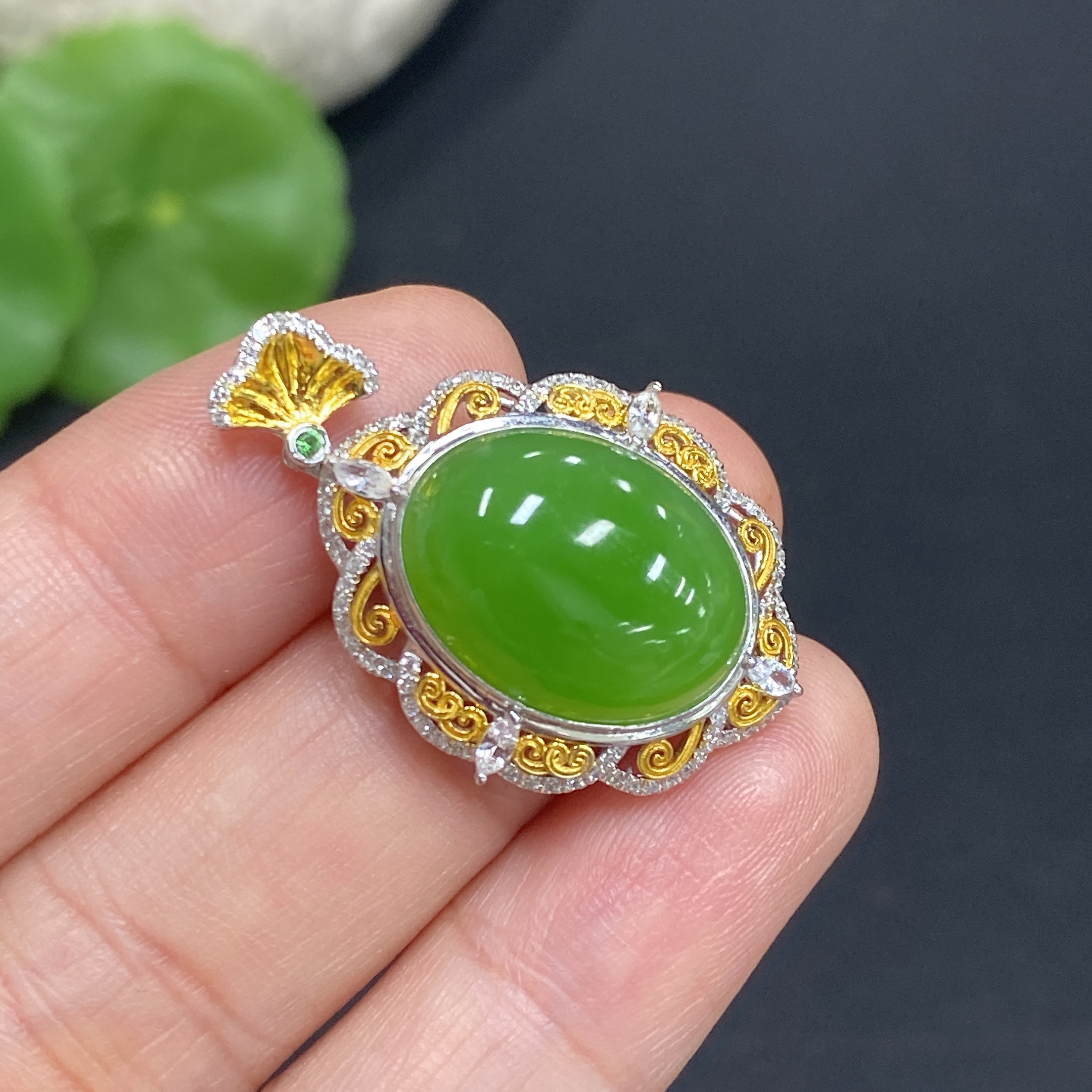 H34985653 Hetian Jade Jasper Cabochon Pendant in 18K Gold, Total Weight Approx. 3.9g, Accented with Colorless Round Diamonds