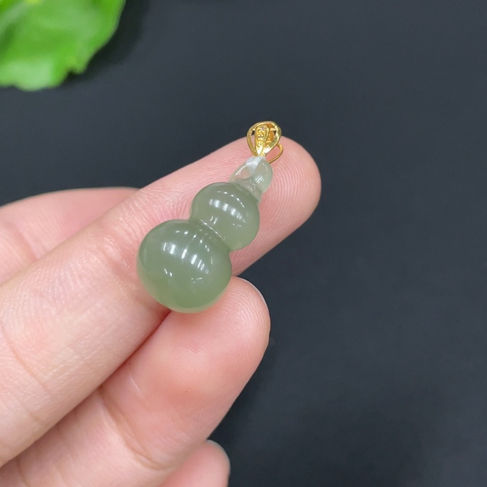 H29412153 Hetian Jade Pendant Gourd with 18k Gold Clasp Total Weight Approx. 2g