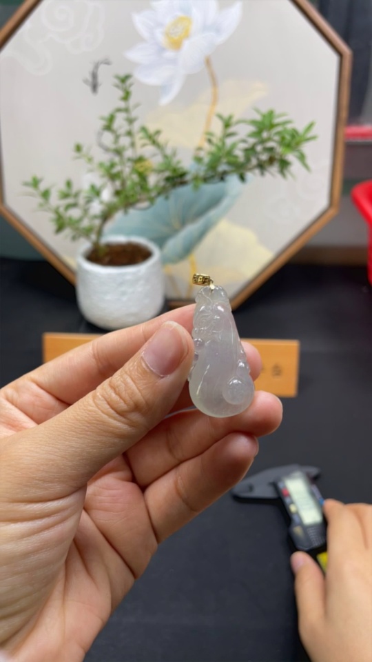F31639720 Jadeite Pendant with 18k Clasp, Total Weight Approximately 8.46g
