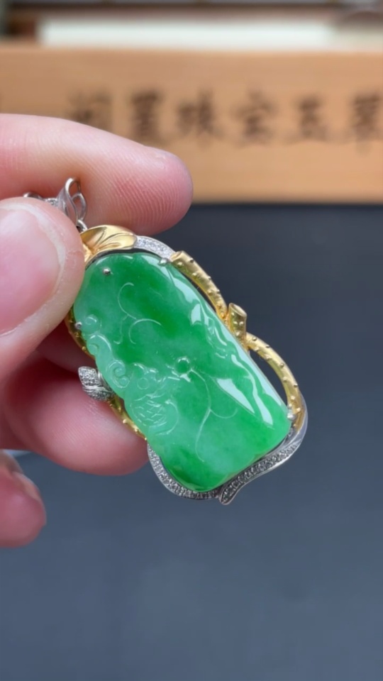 F34012794 Jadeite Pendant with 18K Gold Setting, Total Weight Approx. 10.7g (Accented with Diamonds)
