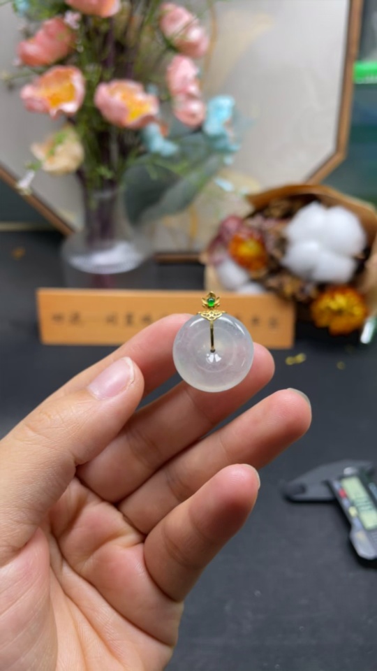 F30554926 Jadeite Safety Pendant with 18K Gold Clasp, Total Weight Approx. 5.56g